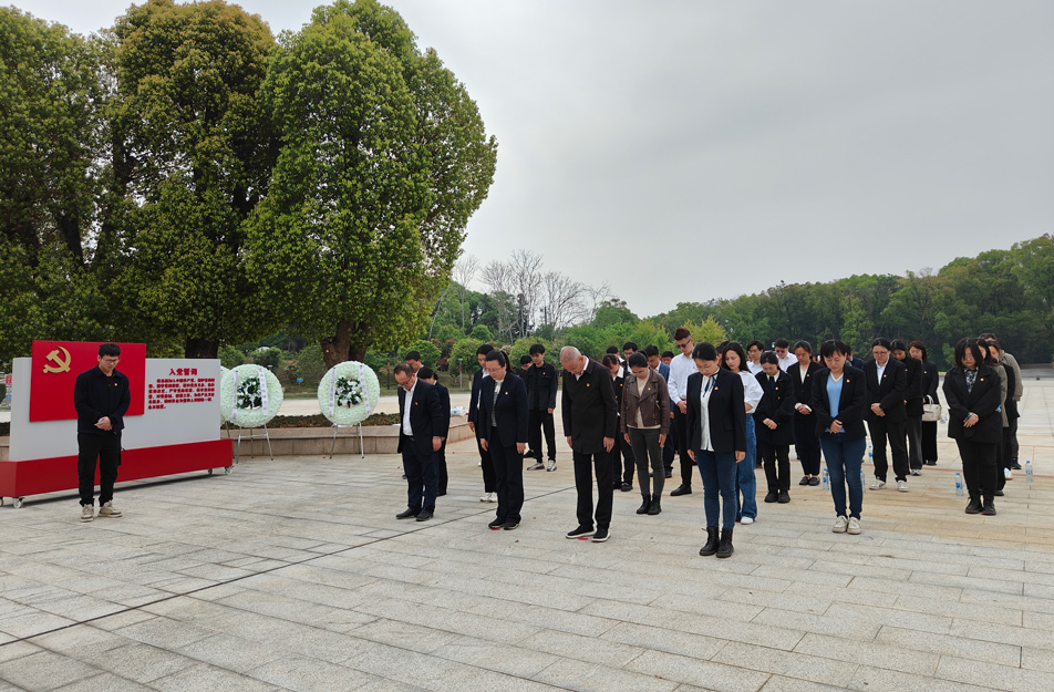 南昌市政建設(shè)集團(tuán)前往南昌市革命烈士陵園開(kāi)展四月主題黨日祭掃活動(dòng)